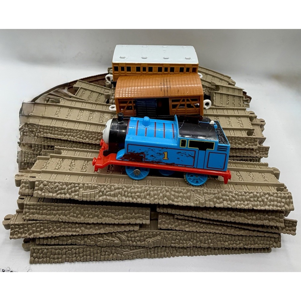 TOMY Thomas & Friends 3 Car Motorized Engine And 34 Track Lot.